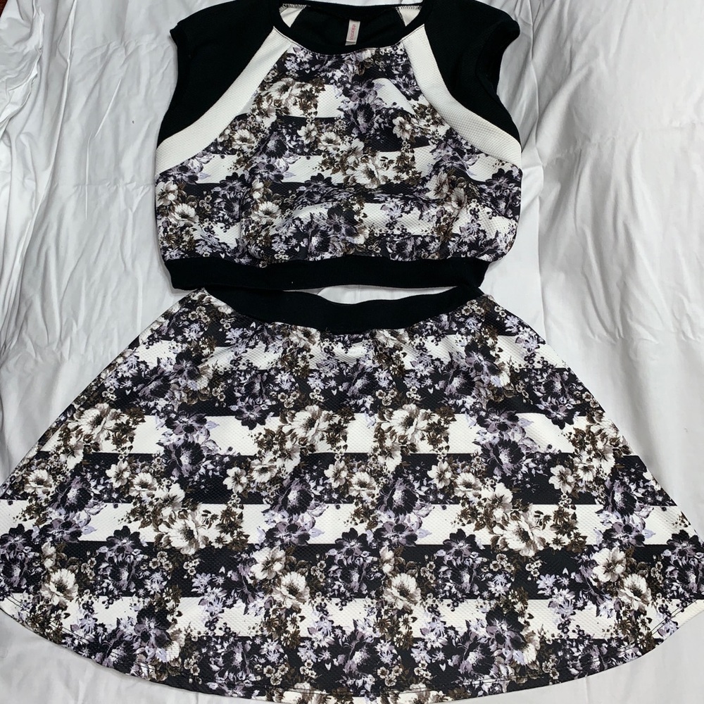 Matching top and skirt 🖤